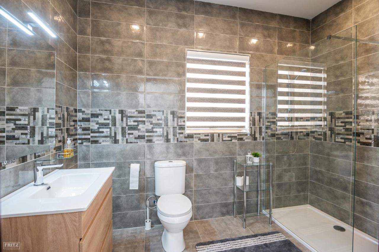 Close To Airport, Double Bedroom, Sofa-Bed, Private Bathroom For Adults And Children Aged 10 And Over Only Gudja Exterior foto